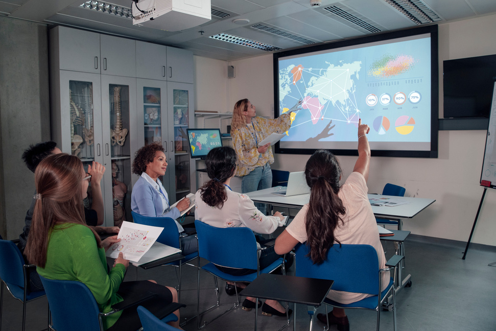 Active Presentation, Classroom Scenario, for University Graduates.STEM.